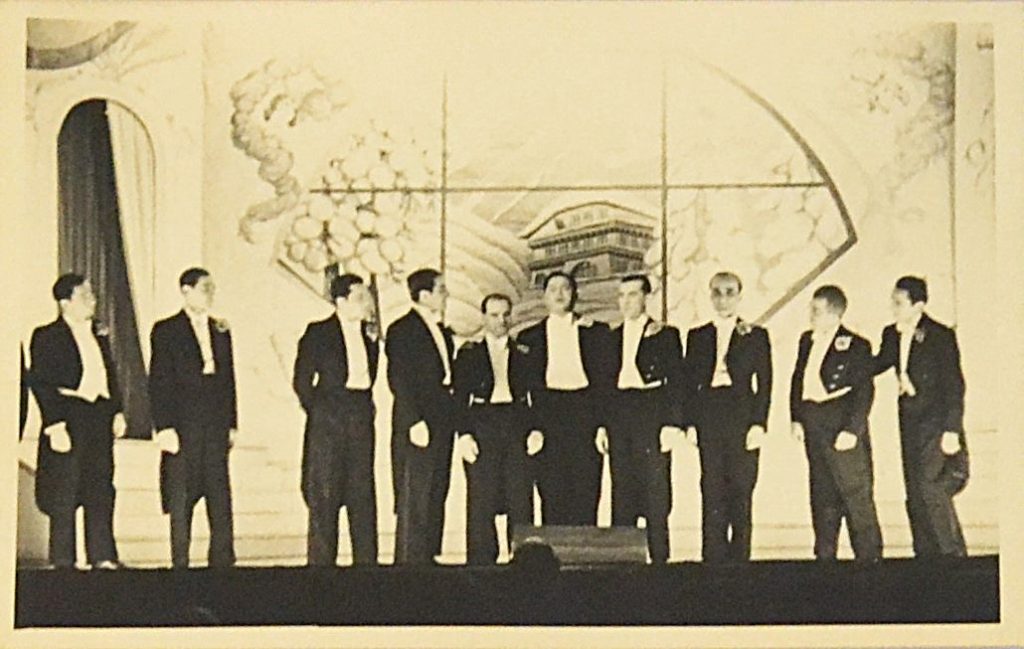 fotografie-teatru-de-revista-interbelic-ansamblu-cantareti.