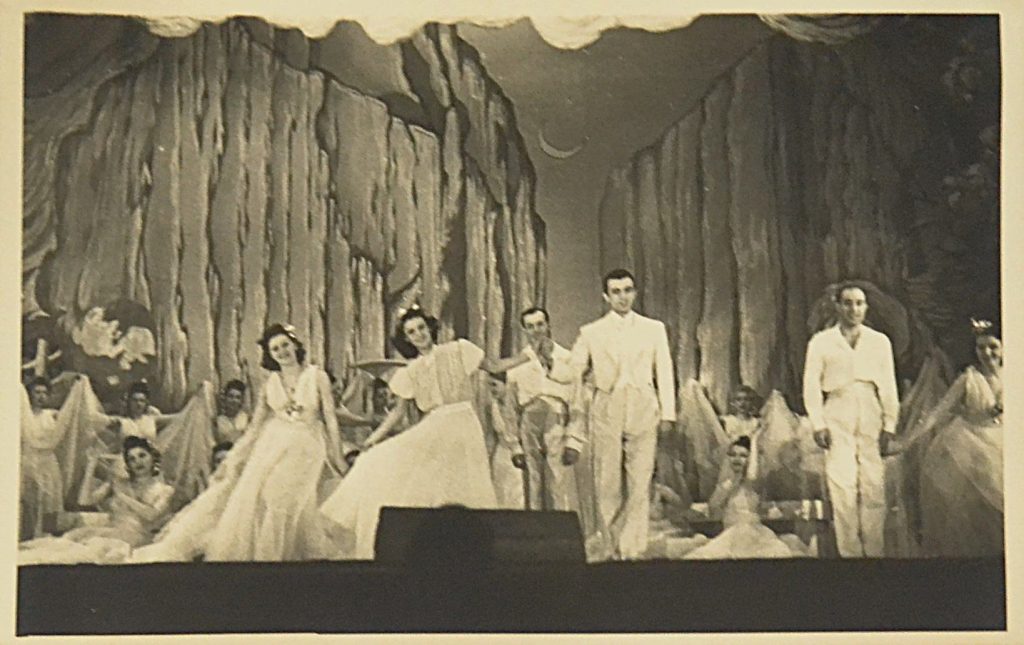 fotografie-teatru-de-revista-interbelic-ansamblu-sub-clar-de-luna.