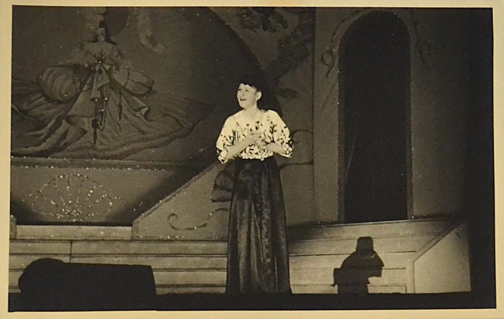 fotografie-teatru-de-revista-interbelic-cantareata-in-fusta-lunga-neagra