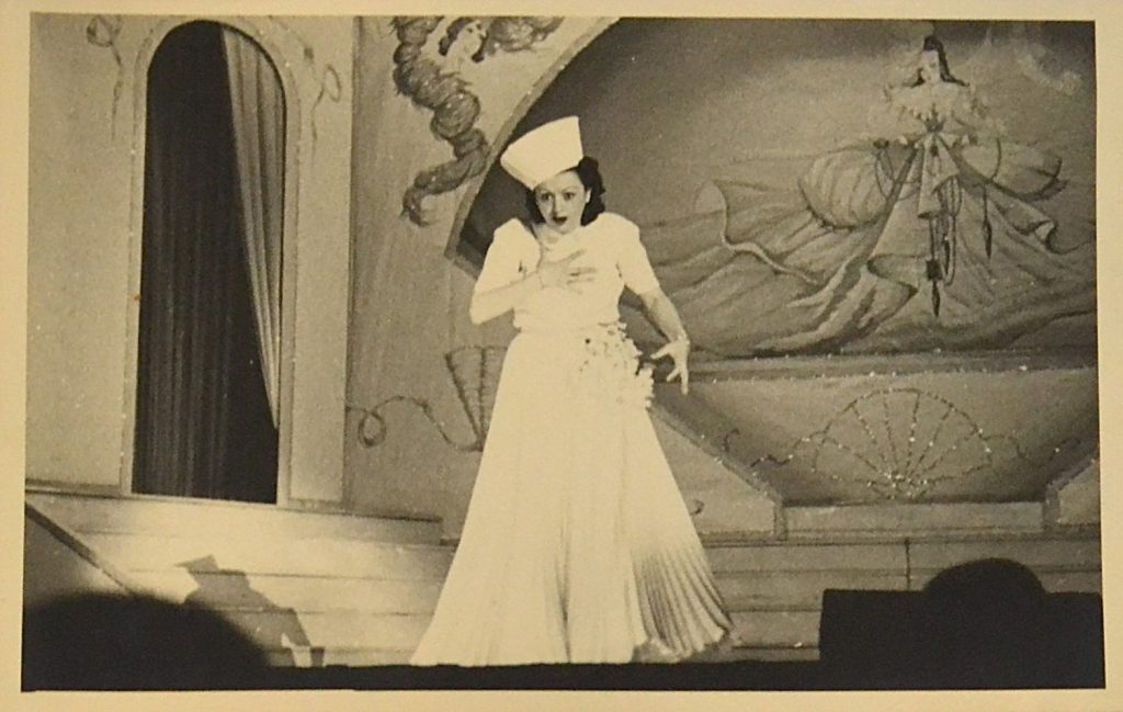 fotografie-teatru-de-revista-interbelic-cantareata-in-rochie-si-palarie-alba