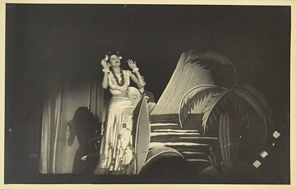 fotografie-teatru-de-revista-interbelic-cantareata-langa-palmier.