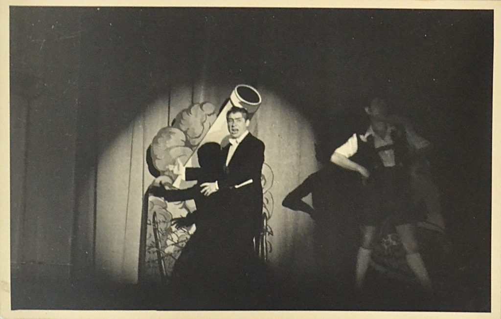 fotografie-teatru-de-revista-interbelic-cantaret-cu-spatele-la-gard-ghimpat