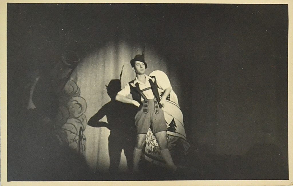 fotografie-teatru-de-revista-interbelic-cantaret-in-pantaloni-scurti.