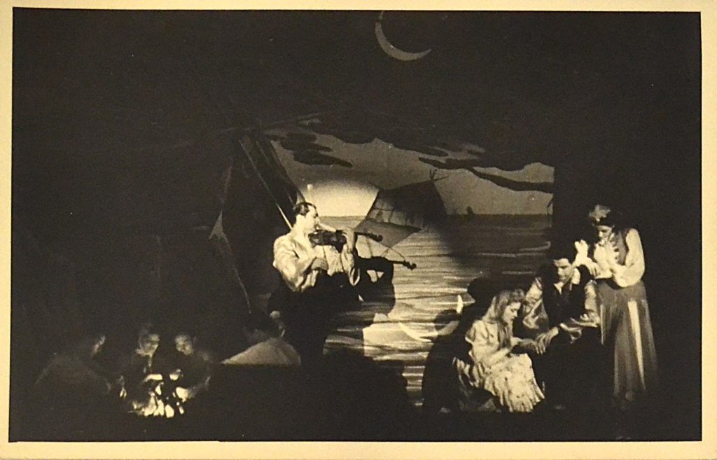 fotografie-teatru-de-revista-interbelic-cantaret-la-vioara.