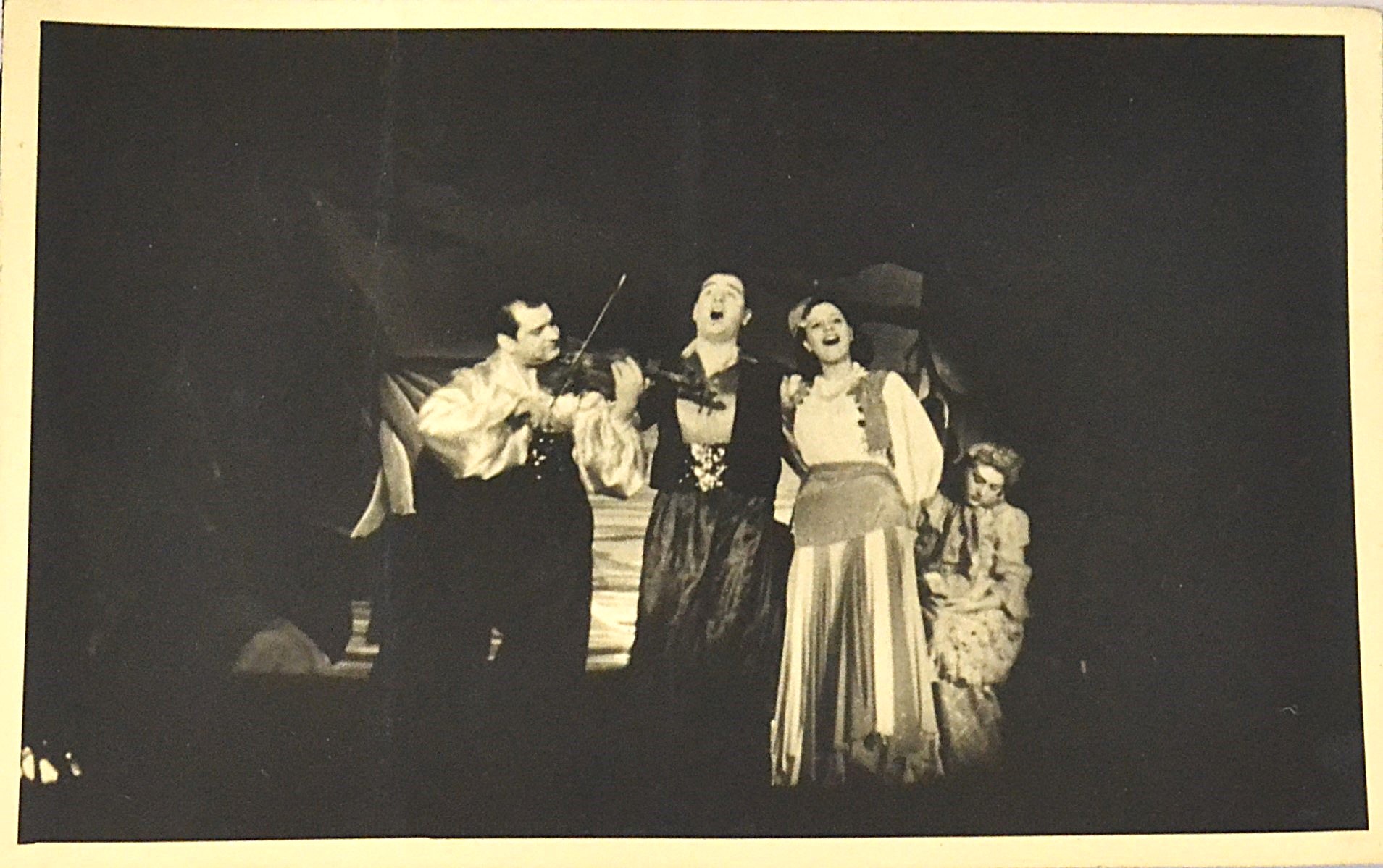 fotografie-teatru-de-revista-interbelic-cantaret-la-vioara-si-cuplu-cantand