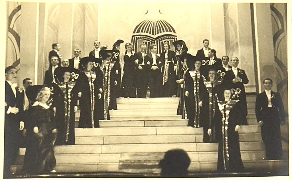 fotografie-teatru-de-revista-interbelic-cantarete-cu-palariii-cu-boruri-largi-si-cantareti