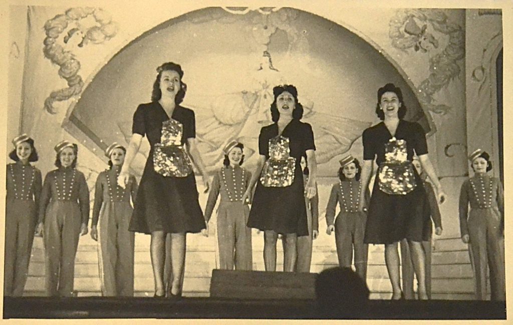 fotografie-teatru-de-revista-interbelic-cantarete-in-sorturi-cu-sclipici-si-uniforme