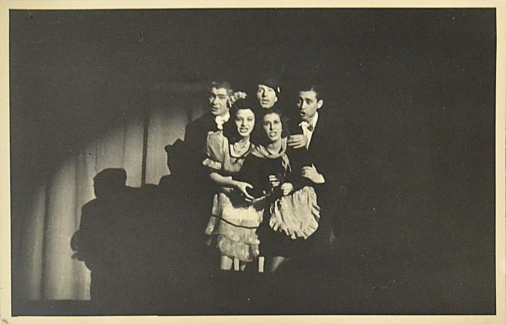 fotografie-teatru-de-revista-interbelic-grup-de-cantareti-3-barbati-si-2-femei