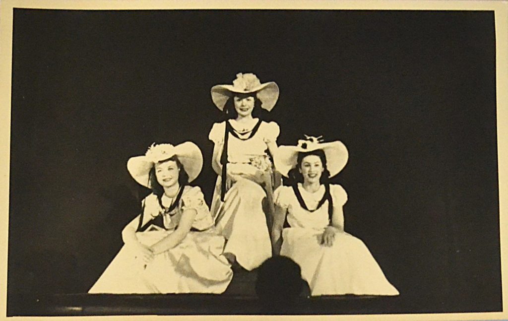 fotografie-teatru-de-revista-interbelic-trei-fete-cu-palarii.