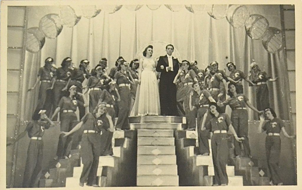 fofografie-teatru-de-revista-interbelic-cuplu-plus-ansamblu-de-fete.