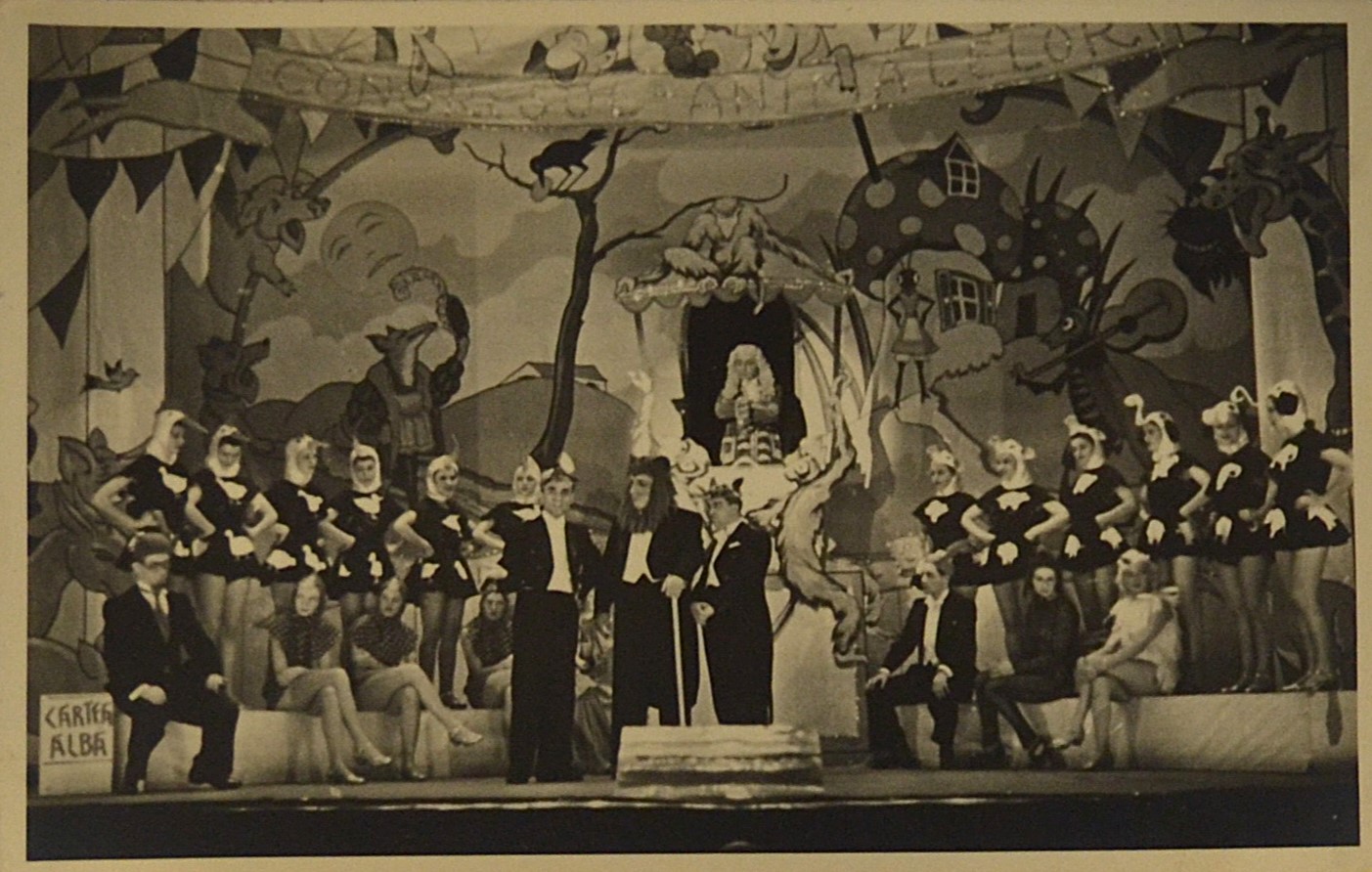 fofografie-teatru-de-revista-interbelic-sceneta-cartea-alba-cu-trei-barbati-in-centru