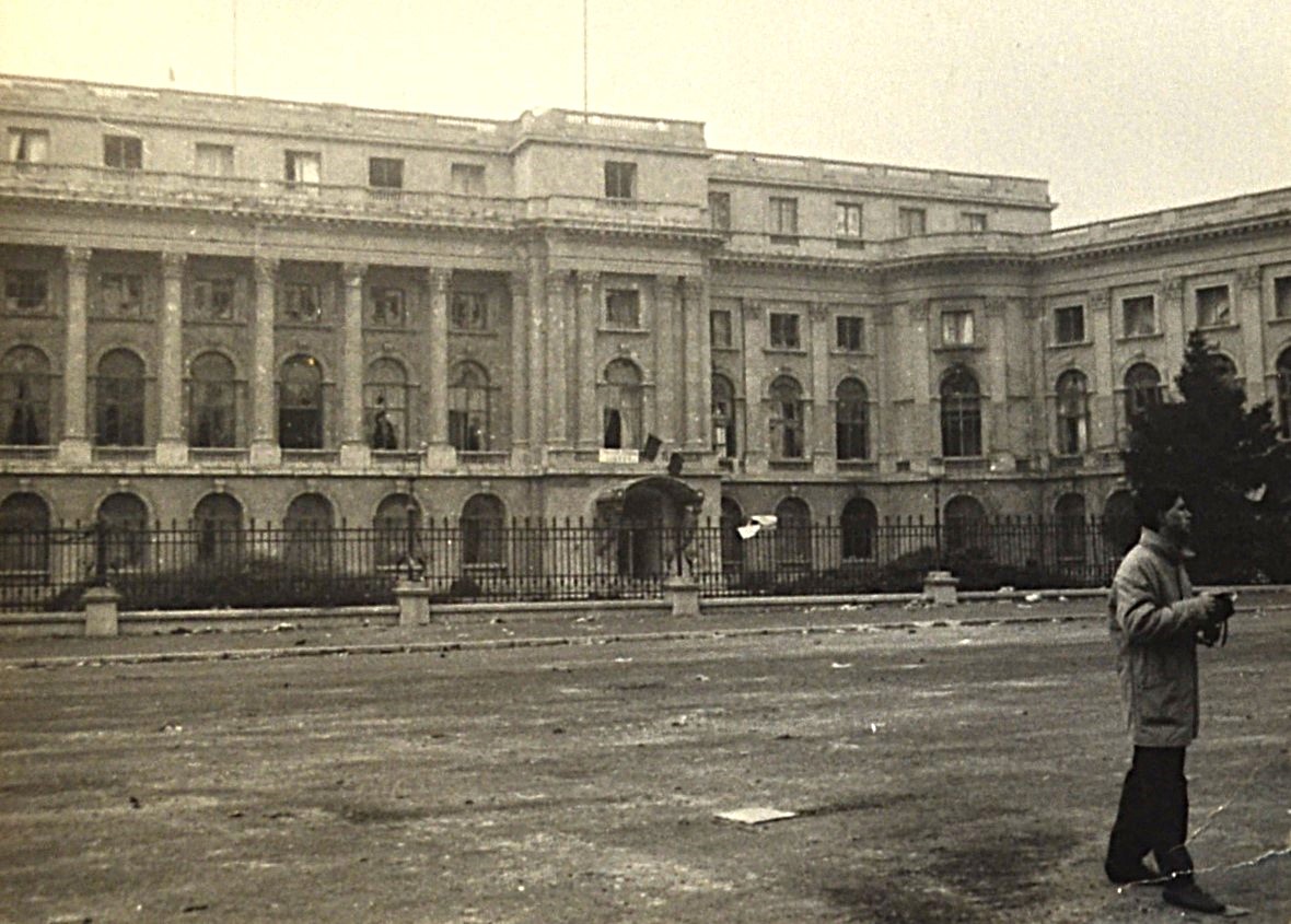 Fotografiile Revoluției Române din 1989: Martoriile unei Libertăți Câștigate cu Prețul Sangelui