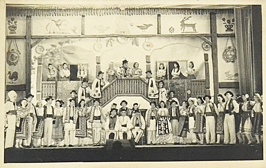 fotografie-teatru-de-revista-interbelic-2-grup-de-tarani-romani-in-costume-nationale-2