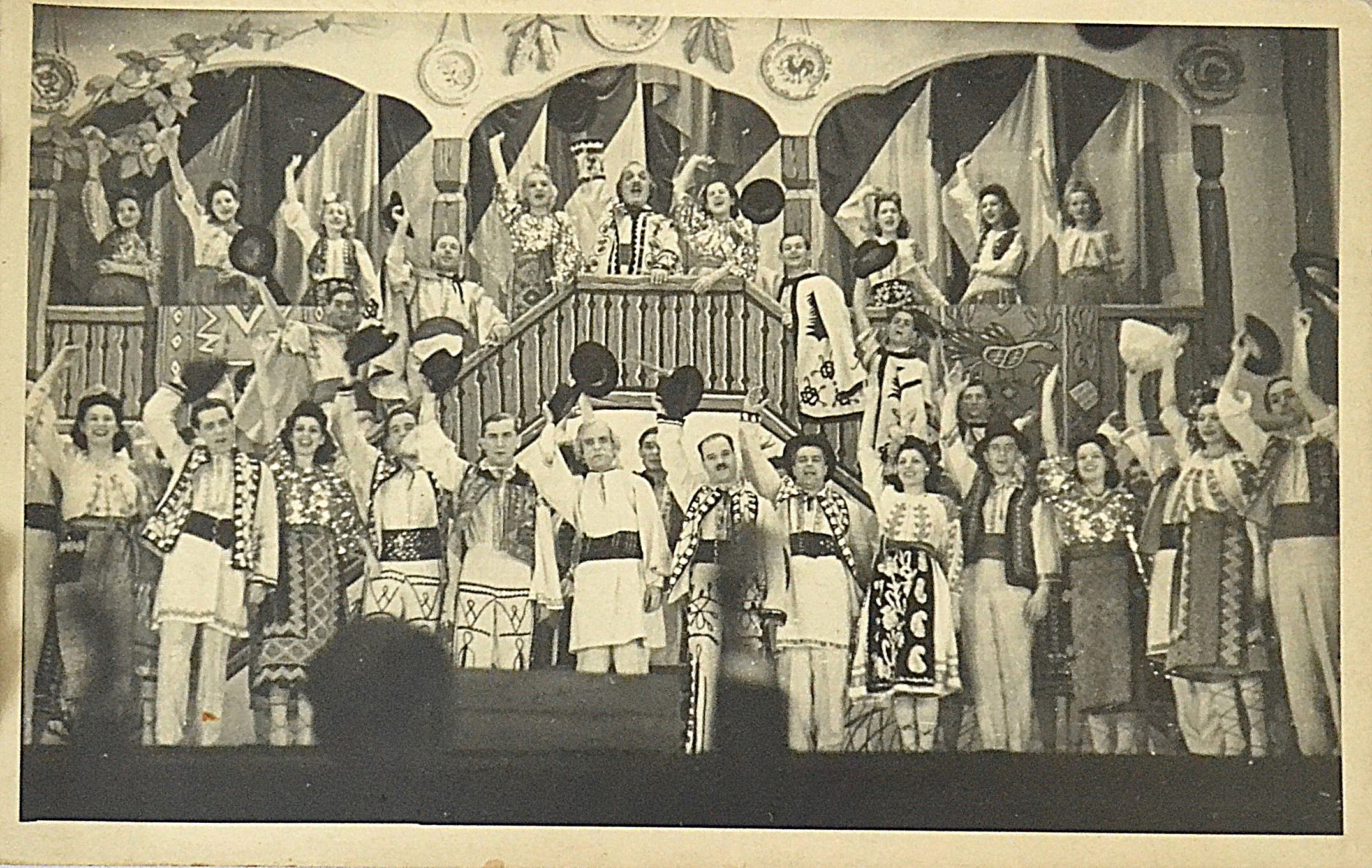fotografie-teatru-de-revista-interbelic-2-grup-de-tarani-romani-in-costume-nationale-3.