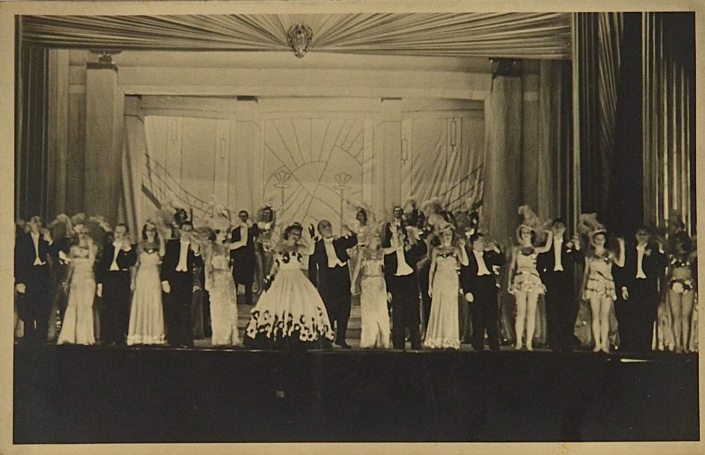 fotografie-teatru-de-revista-interbelic-ansamblu-numeros-de-cantareti-si-cantarete-pe-scena-pe-un-singur-rand