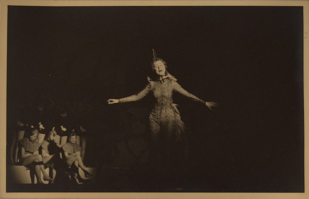 fotografie-teatru-de-revista-interbelic-cantareata-cu-mainile-intinse.