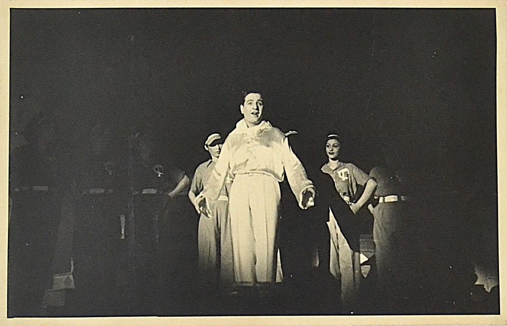 fotografie-teatru-de-revista-interbelic-cantaret-in-alb.