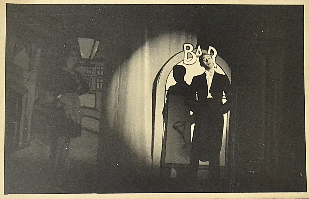 fotografie-teatru-de-revista-interbelic-cantaret-la-bar.