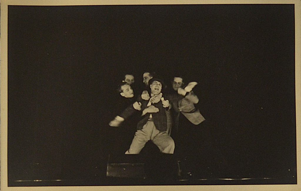 fotografie-teatru-de-revista-interbelic-cinci-barbati-luptandu-se.
