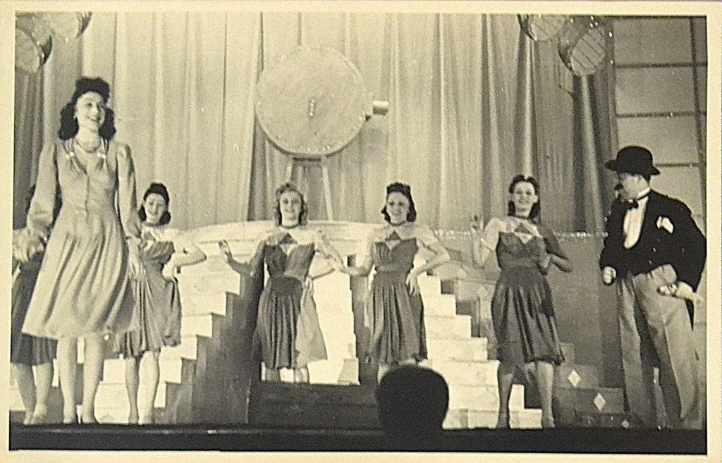 fotografie-teatru-de-revista-interbelic-cinci-femei-si-un-betivan