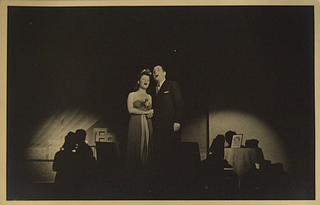 fotografie-teatru-de-revista-interbelic-cuplu-cantand