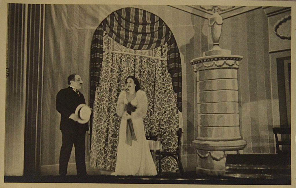 fotografie-teatru-de-revista-interbelic-cuplu-cantand-barbatul-are-palaria-in-mana