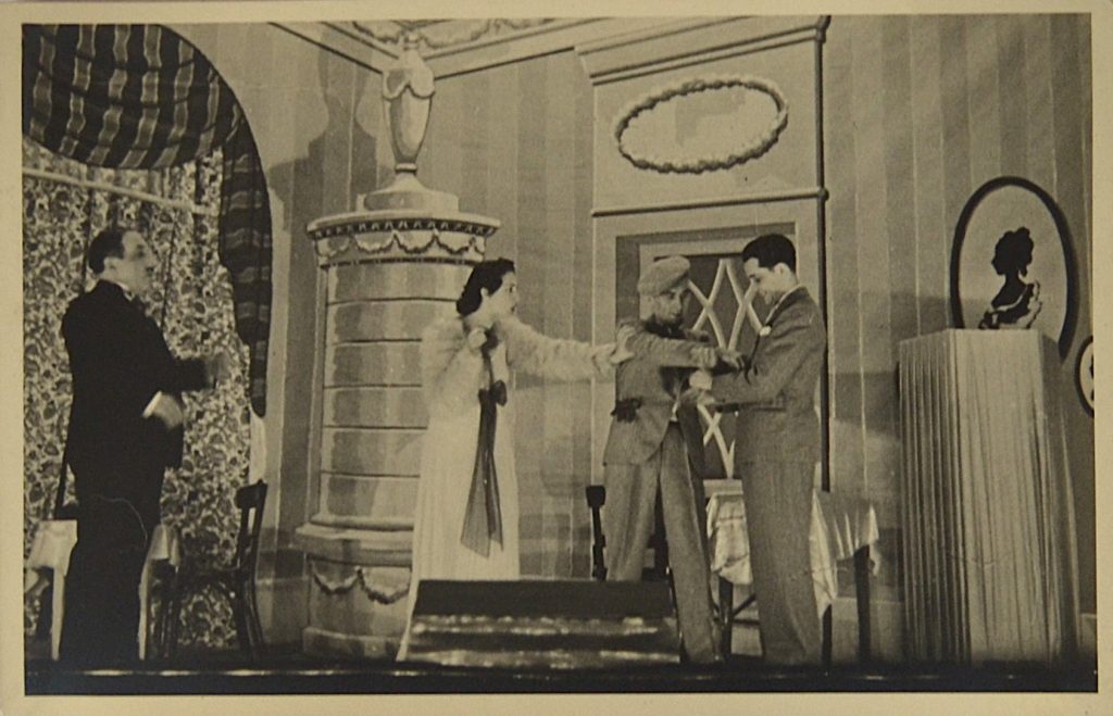fotografie-teatru-de-revista-interbelic-cuplu-cantand-discutie-cu-alti-doi-barbati.