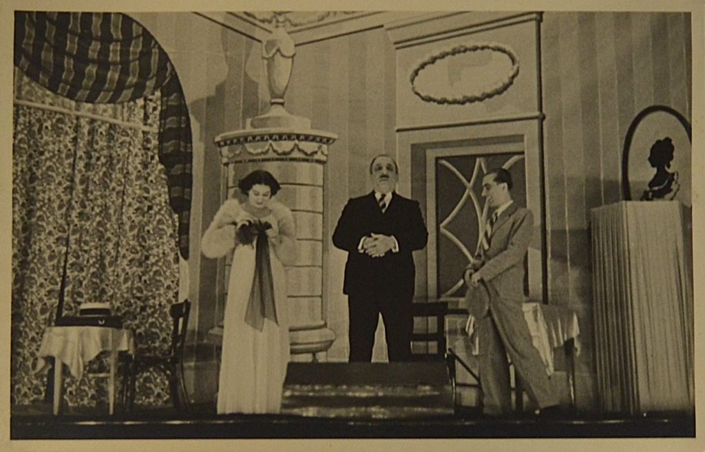 fotografie-teatru-de-revista-interbelic-cuplu-cantand-un-barbatul-are-palaria-in-mana-celalat-are-mainile-impreunate
