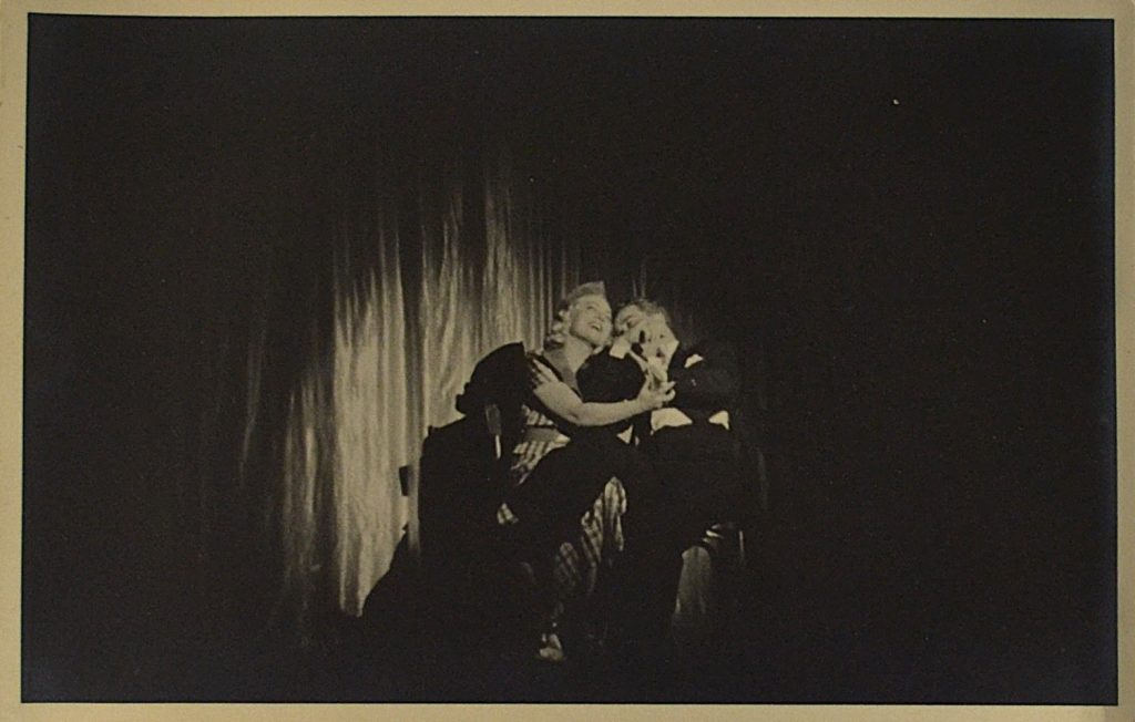 fotografie-teatru-de-revista-interbelic-cuplu-de-indragostiti