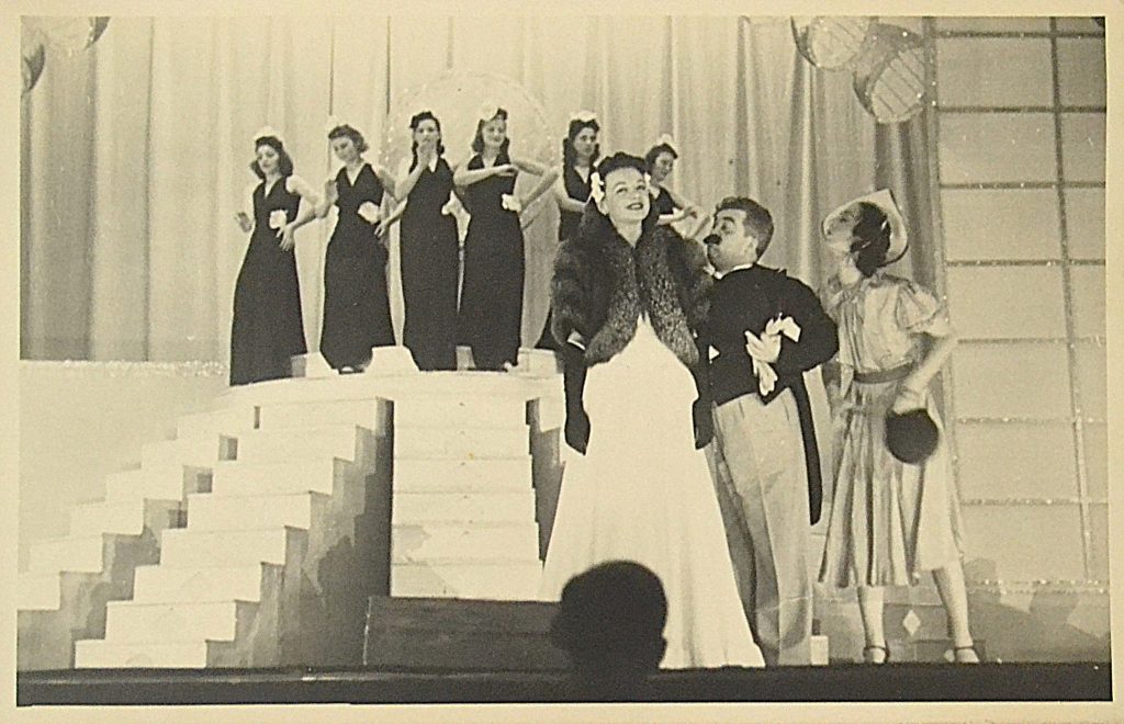 fotografie-teatru-de-revista-interbelic-cuplu-doua-femei-si-un-betivan