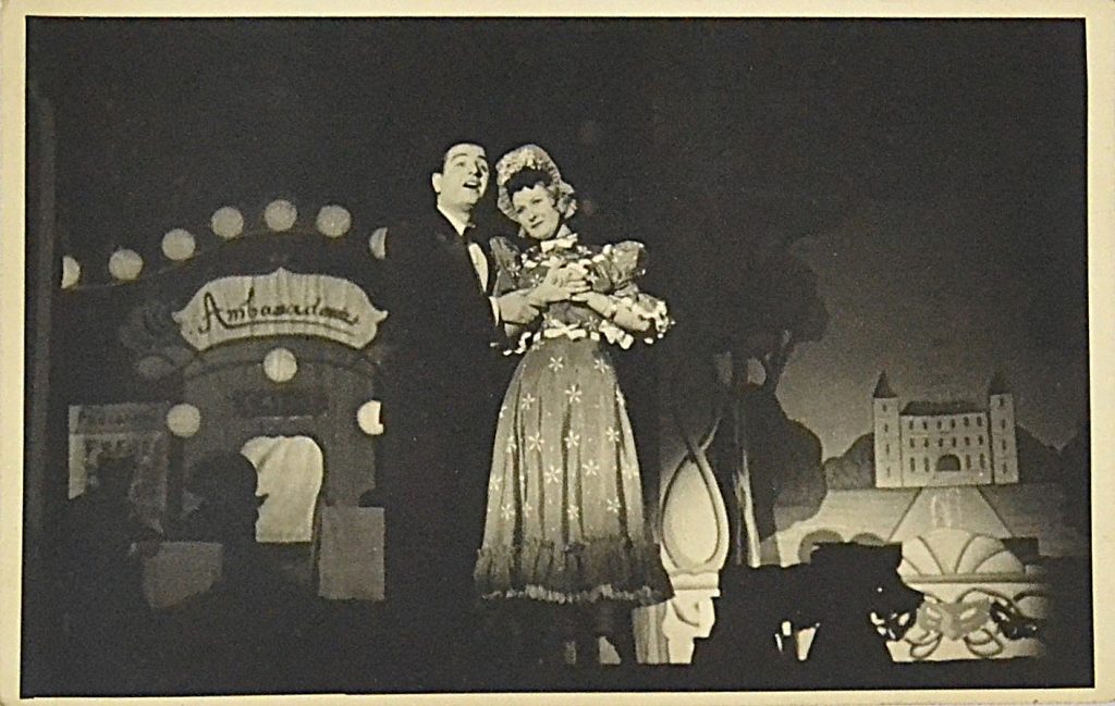 fotografie-teatru-de-revista-interbelic-cuplu-langa-Ambasador.