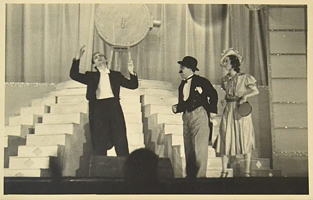 fotografie-teatru-de-revista-interbelic-cuplu-si-ranit-sentimental.