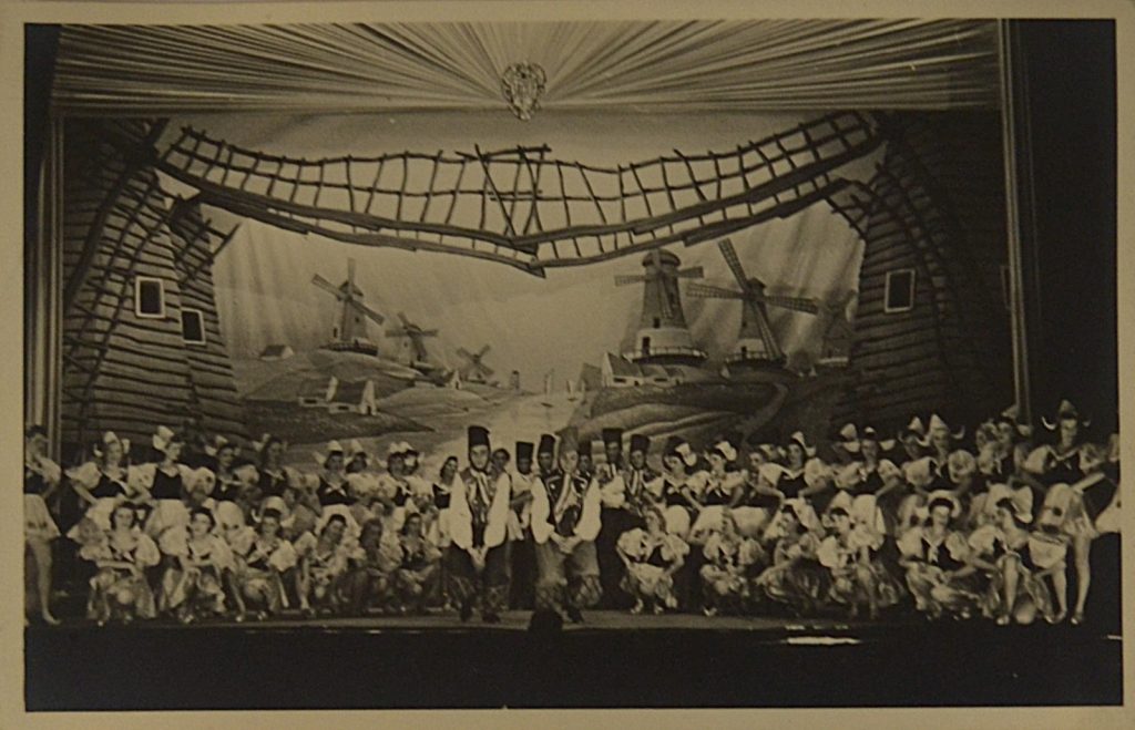 fotografie-teatru-de-revista-interbelic-dansatori-cu-caciuli.