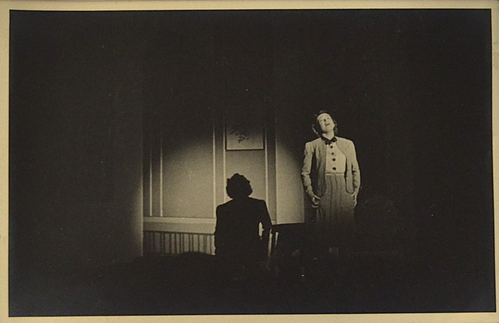 fotografie-teatru-de-revista-interbelic-femeie-neputinciosa-pe-scena-1.