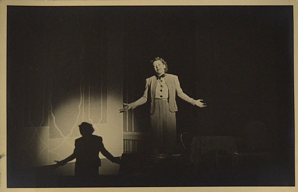 fotografie-teatru-de-revista-interbelic-femeie-neputinciosa-pe-scena