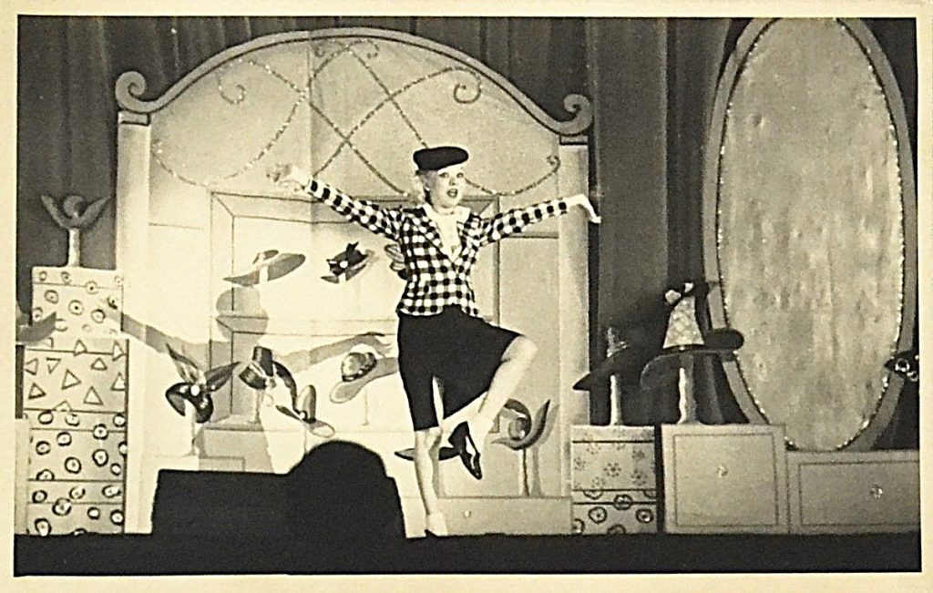 fotografie-teatru-de-revista-interbelic-palarii