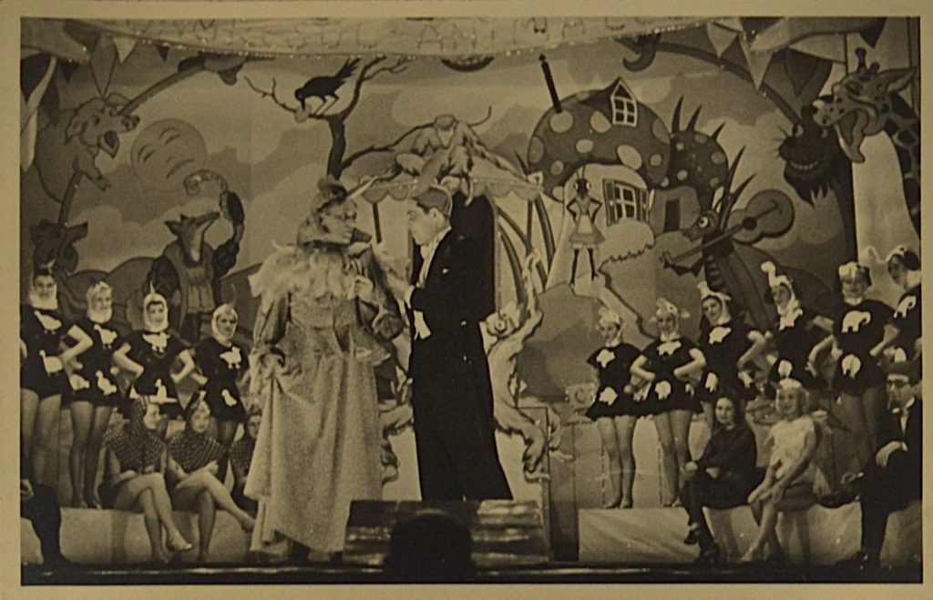 fotografie-teatru-de-revista-interbelic-sceneta-in-decor-cu-animale-desenate-in-decor