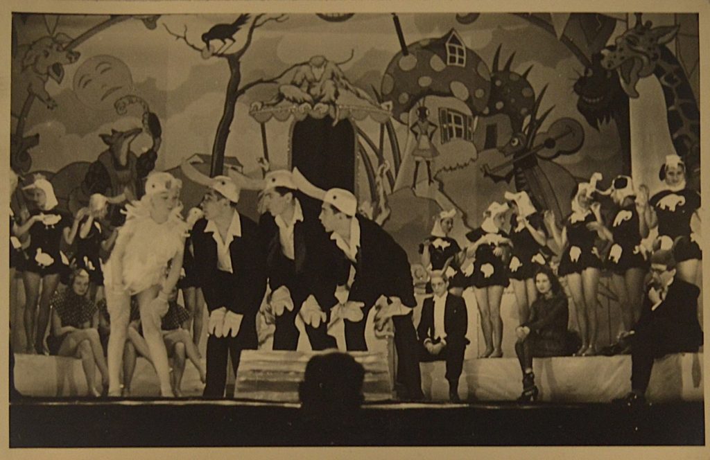 fotografie-teatru-de-revista-interbelic-trei-barbati-si-o-femeie