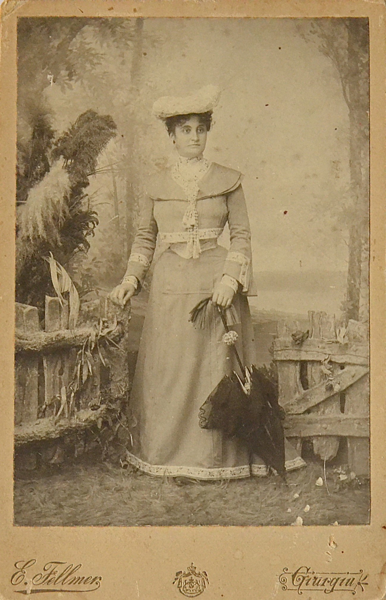 fotografie-vintage-Eduard-Fellmer-Giurgiu-femeie-cu-umbrela-si-palarie