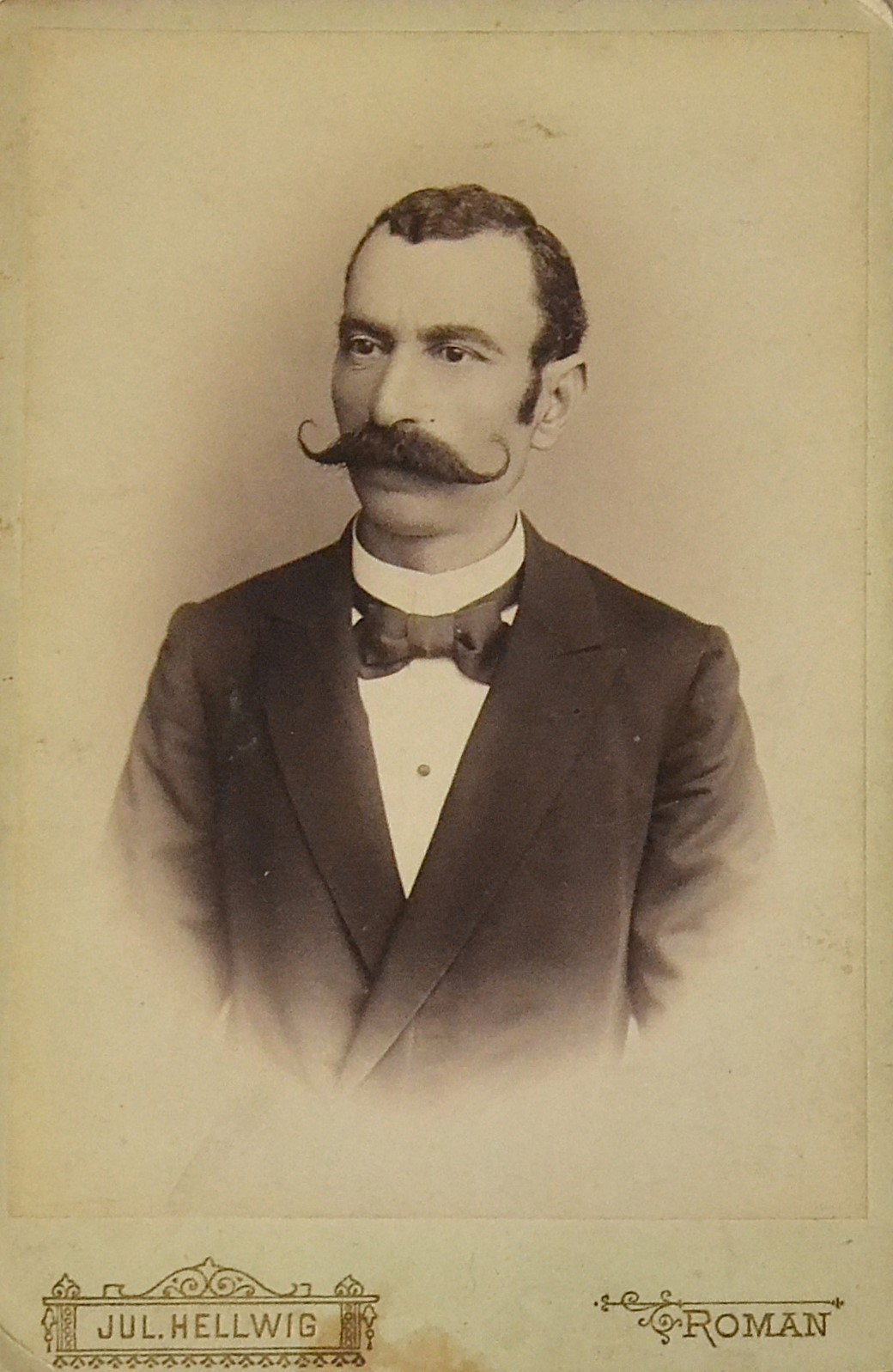 fotografie-vintage-Jules-Hellvig-Roman-domn-cu-papion-si-mustata-