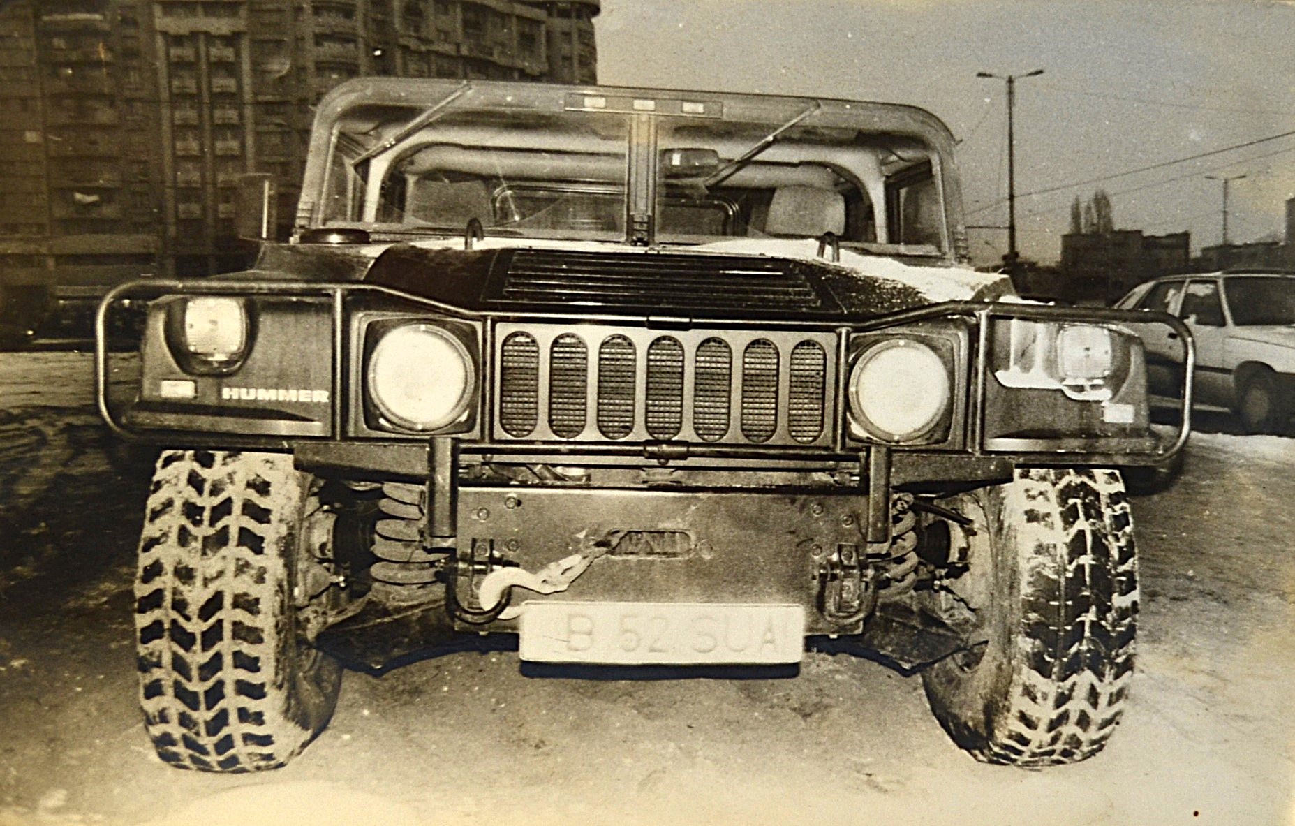 Fotografia – Fereastra către lumi uitate și povești surprinzătoare – Hummer, Bucuresti, anii ’90