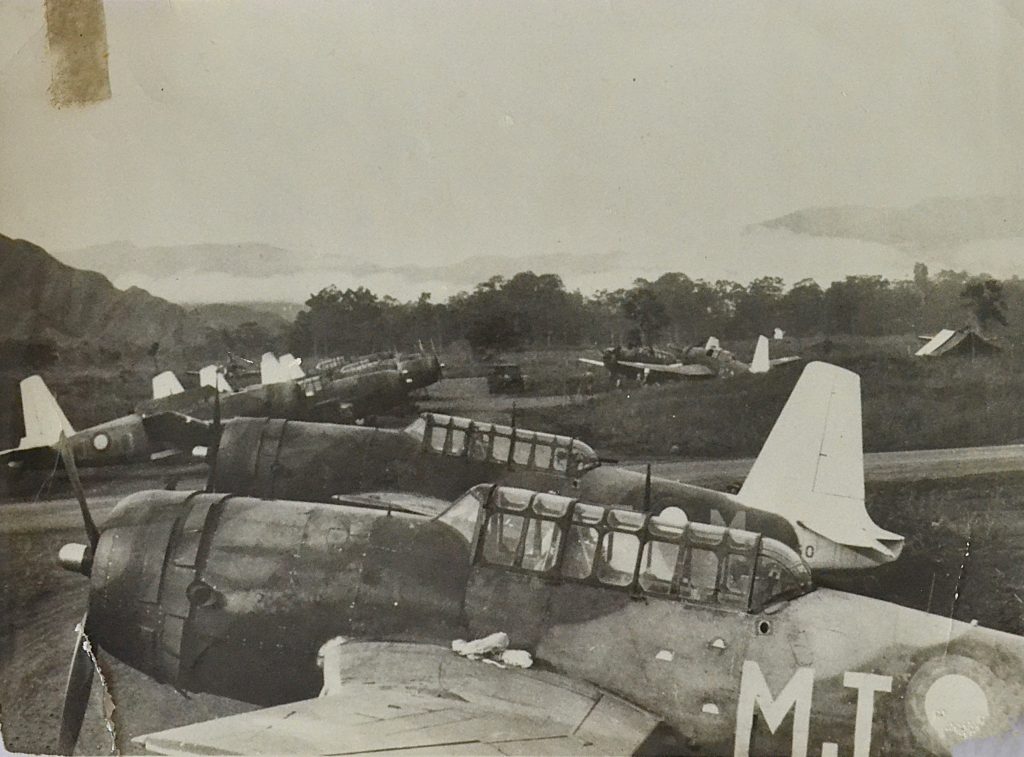 album-fotografic-cu-avioane-si-aviatori-four
