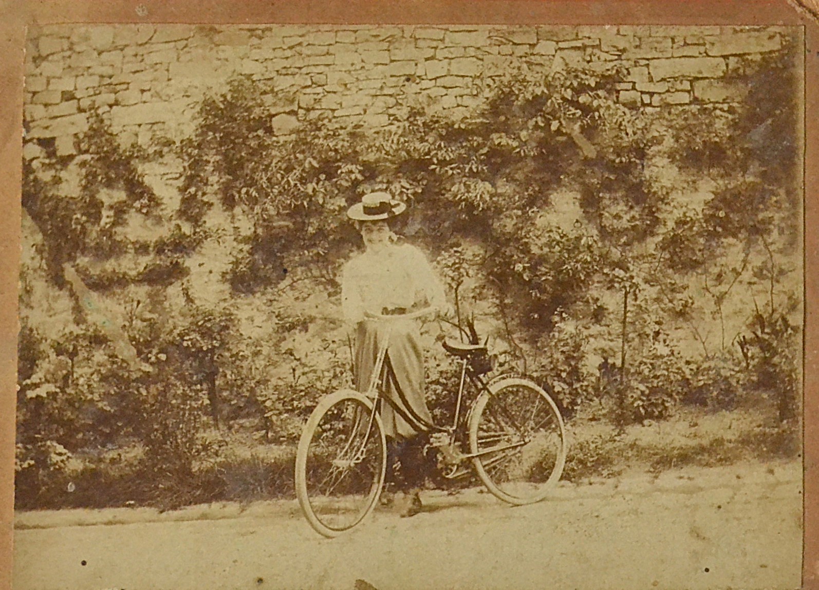 fotofragie-in-jurul-anilor-1900-femeie-eleganta-si-bicicleta-ei