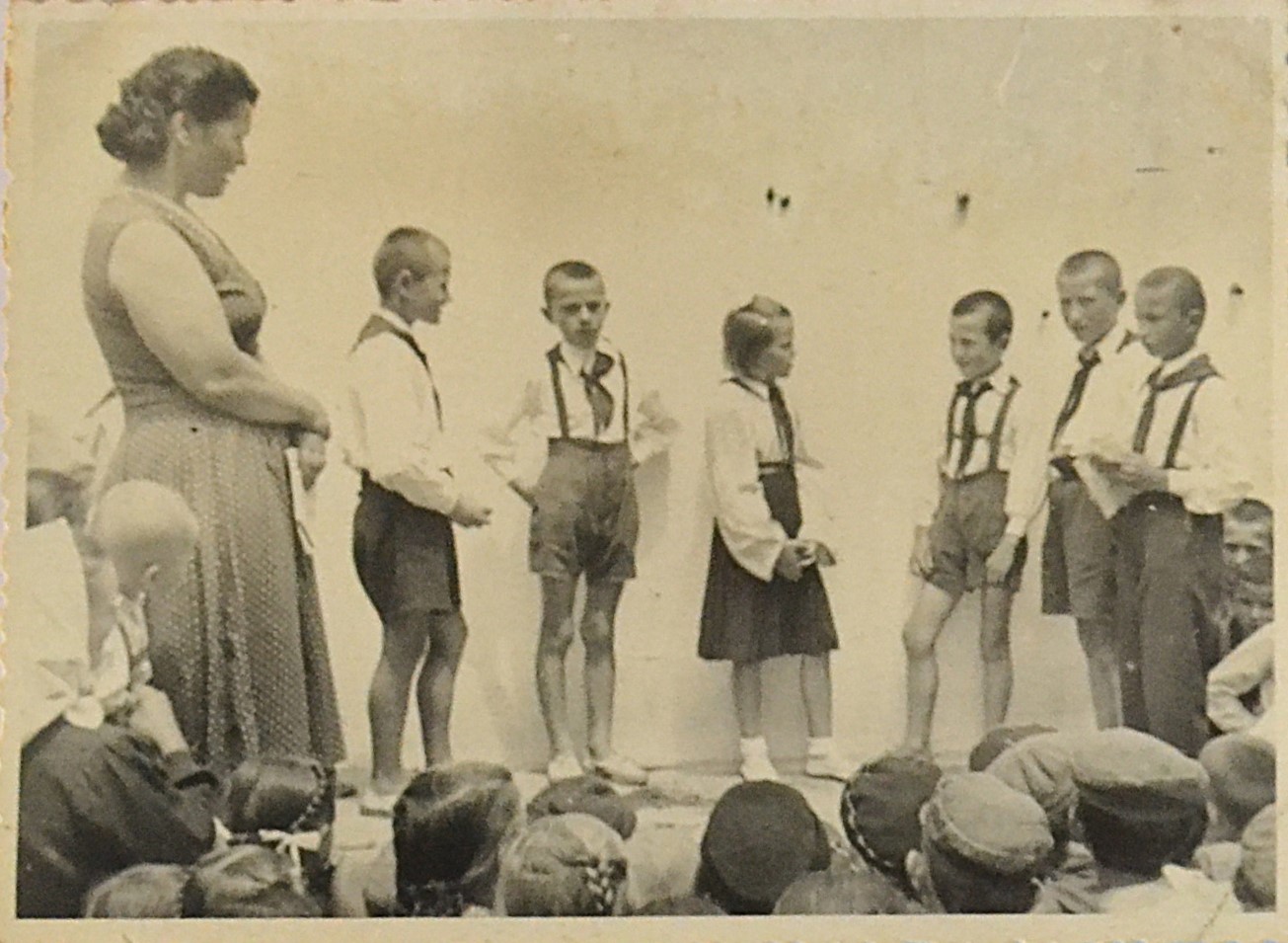 fotografie-1958-activitati-culturale-cu-elevii-de-la-scoala-din-maeriste-judetul-salaj