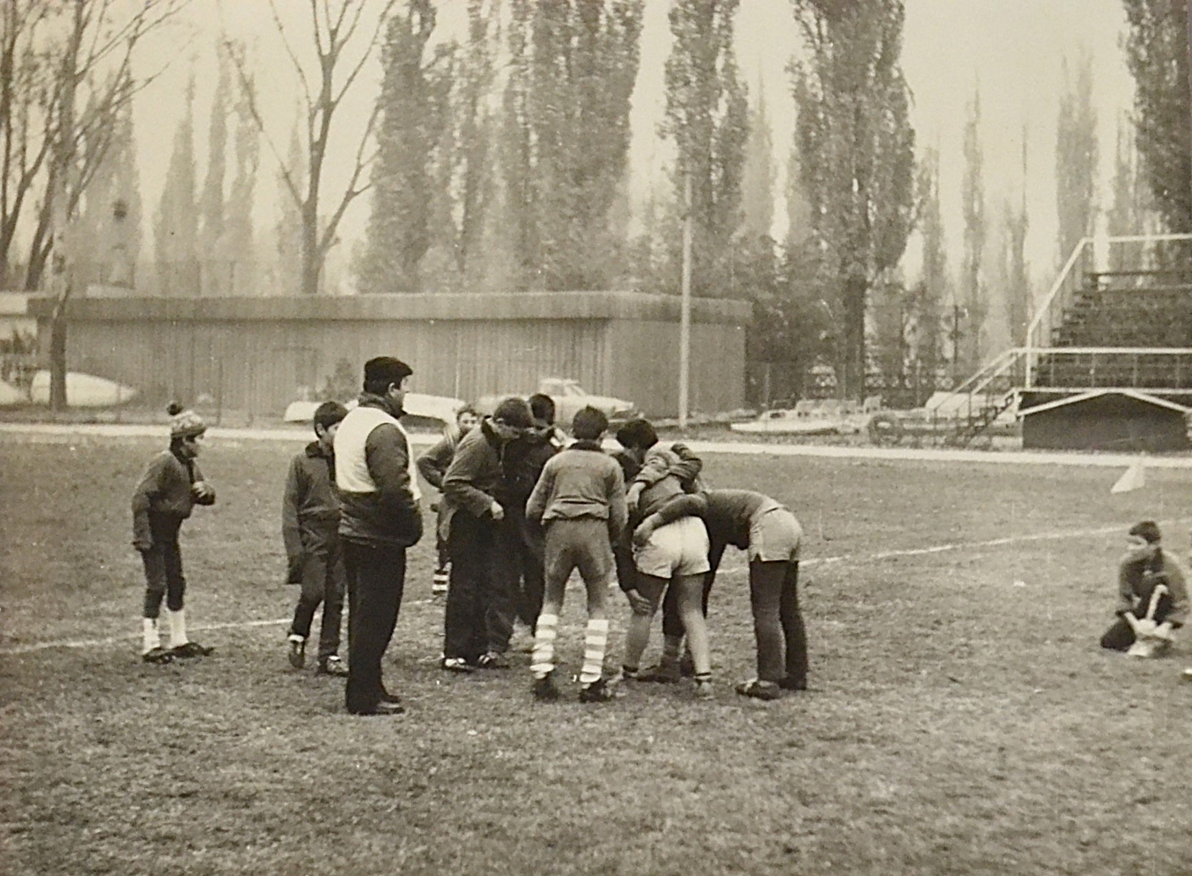fotografie-comunista-antrenor-cu-echipa-de-rugby-copii