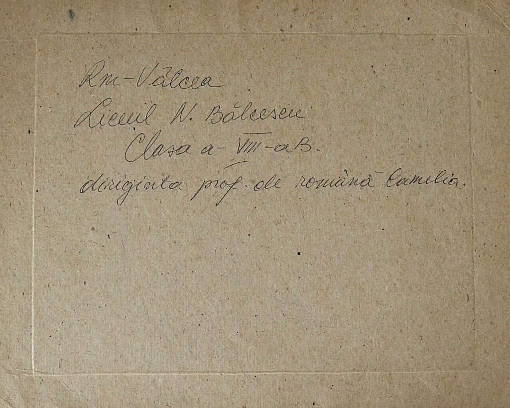 fotografie-din-perioada-comunista-Ramnicu-Valcea-Liceul-N.-Balcescu-clasa-a-VIII-a-B-diriginta-profesoara-de-romana-Camelia-back-cover