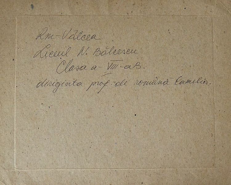 fotografie-din-perioada-comunista-Ramnicu-Valcea-Liceul-N.-Balcescu-clasa-a-VIII-a-B-diriginta-profesoara-de-romana-Camelia-back-cover.