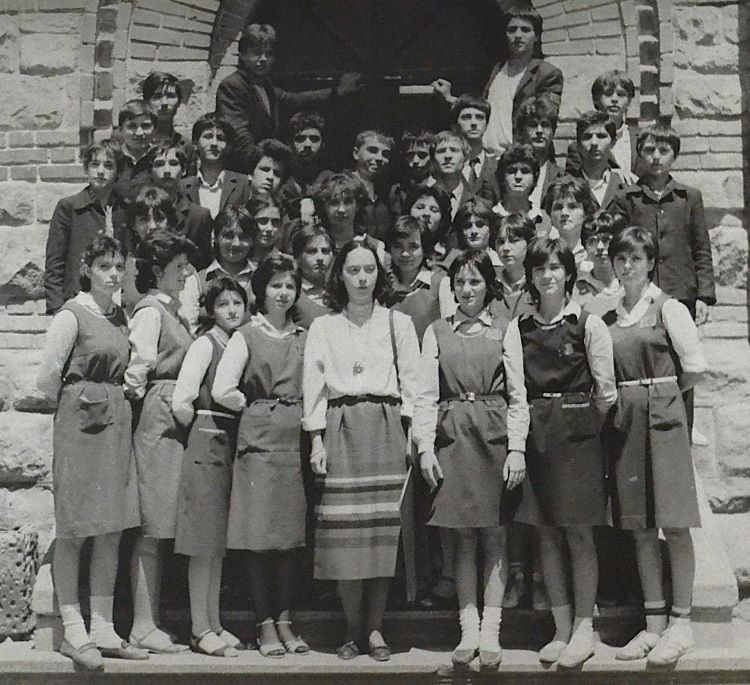 fotografie-din-perioada-comunista-Ramnicu-Valcea-Liceul-N.-Balcescu-clasa-a-VIII-a-B-diriginta-profesoara-de-romana-Camelia