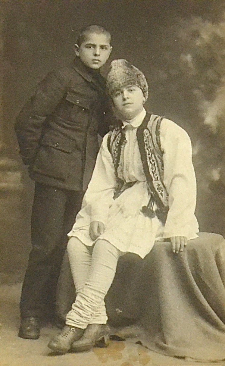 fotografie-interbelica-piatra-neamt-21.02.1924-verisori-elenuta-si-ghita