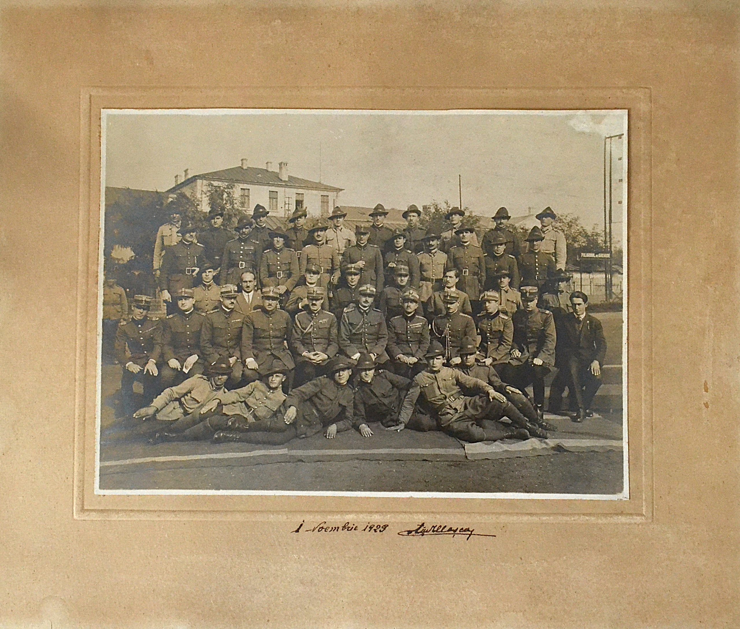 fotografie-ofiteri-si-soldati-romani-langa-poligonul-de-grenade-1-noiembrie-1929